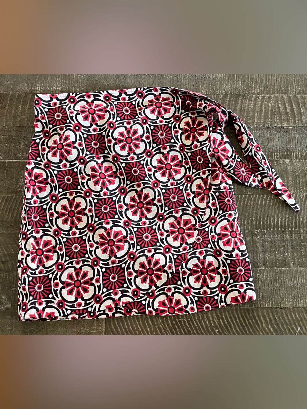 XiRENA Red, Black & White Floral Geometric Tie-Side Skirt xs